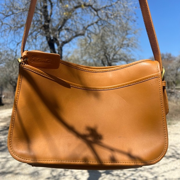 COACH Handbags - 💛 COACH Butterscotch Glove-tanned Cowhide Leather Zippered Crossbody Vintage Bag